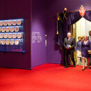 24. mai: Kongeparet er til stede under åpningen av utstillingen "Gavebordet" ved Permanenten Vestlandske Kunstindustrimuseum i Bergen (Foto: Marit Hommedal / NTB scanpix)